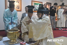 박정희 전 대통령 37주기 추도식···술 올리는 남유진 구미시장