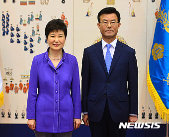 최성주 주폴란드대사와 기념촬영하는 박근혜 대통령