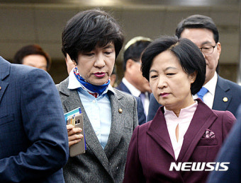이야기 나누는 추미애 대표와 김영주 최고위원