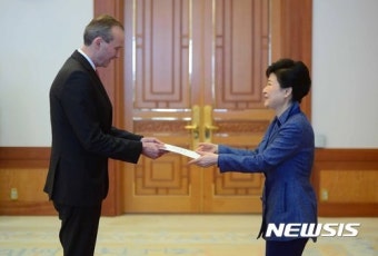 신임장 받는 박 대통령