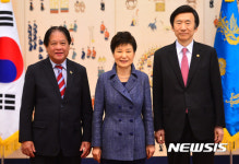 주한모리셔스대사와 기념촬영하는 박근혜 대통령