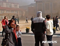 입가리고 대피하는 학생과 학부모