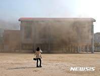 화재 현장서 빠져나온 학부모 불구경