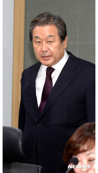 김무성, 박 대통령에 탈당 요구