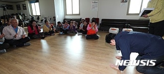 어르신들에게 큰절 올리는 원희룡 제주지사