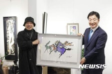 이성근 화백 그림 기증받는 박봉규 이사장