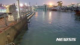 인천 연안부두 슈퍼문 해수면 상승…피해없어