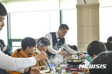 포항 청룡회관에서 식사 중인 울릉고 학생들