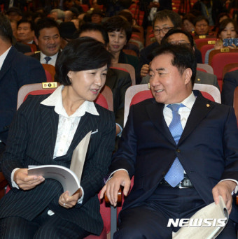 이야기 나누는 추미애 대표와 이석현 공동위원장