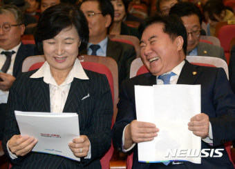 이야기 나누는 추미애 대표와 이석현 공동위원장