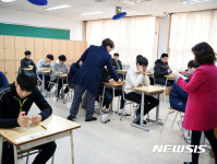 필기도구 전달하는 밀양 제1시험장