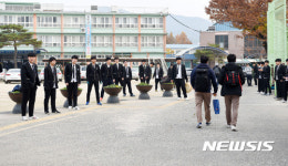 발걸음 옮기는 밀양 제1시험장 수험생들