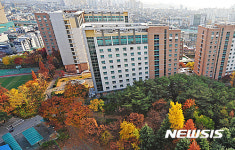 막바지 단풍에 둘러싸인 건국대 기숙사