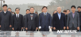 5·18묘지 찾은 이재명 성남시장