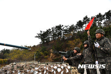해군 부사관, 여군 최초로 신궁 실사격 훈련 성공