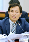 최순실씨 변호인 접견 횟수 묻는 새누리 김진태 의원