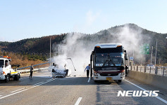 홍천IC서 차량 전복 이어 3중 추돌