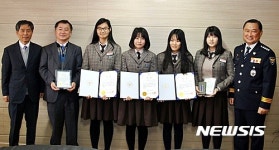 진경여고 학생들에게 경찰청장 표창 전달하는 김성중 익산경찰서장