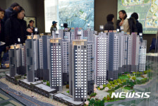 신촌 그랑자이 살펴보는 예비 청약자