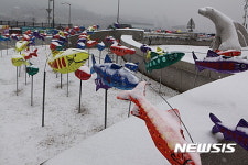 첫눈 내리는 산천어 마을