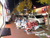 궂은 날씨에도 거리로 나선 거제시민들