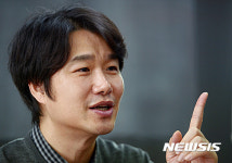 인터뷰 하는 김태욱 아이패밀리 SC 대표