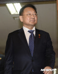 국무회의 참석하는 유일호 경제부총리