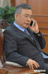 통화하는 박영수 특별검사