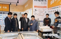 유성구 로컬매장 둘러보는 권선택 시장