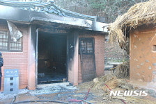 구미, 박 전 대통령 생가 불···검게 그을린 추모관