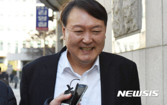 웃음 짓는 대통령 특검 수사팀장 내정자 윤석열 검사
