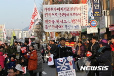 춘천에 촐불집회 7천명 모여