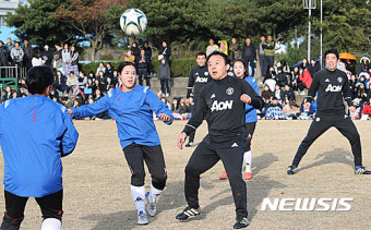 축구 꿈나무들과 축구를 하고 있는 원희룡 제주지사