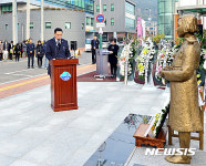 영결식에 참석한 박영일 남해군수