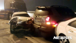 황룡강교서 차량 22대 사고