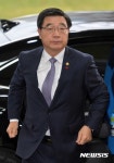 정부청사 출근하는 이기권 장관