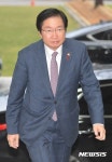 정부청사로 출근하는 김영석 장관