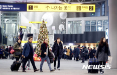 승객들로 붐비는 수서역 대합실