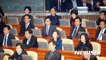 국회의장 발언 듣는 추미애-우상호