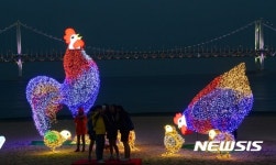 광안리해수욕장서 불 밝힌 닭 조형물