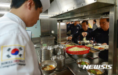 [르포]겁먹은 中어선, 기관총 보더니 뒤뚱뒤뚱 줄행랑