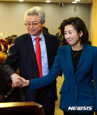 인사 나누는 나경원 의원과 이철우 의원