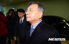 출근하는 박영수 특검