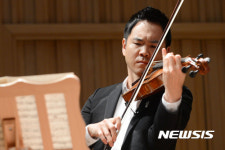 리처드 용재 오닐의 비올라 연주