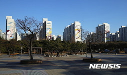 초대형 만화책으로 탈바꿈한 아파트…비빔툰등 벽화로