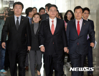 정의당 원내대표 예방하러 가는 정우택 원내대표