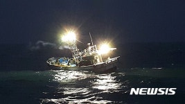방향타 고장으로 표류중인 어선