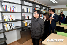 육사작은도서관 둘러보는 김성환 구청장