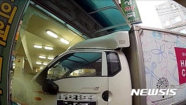 송파구 마천동 약국에 1t 트럭 돌진…5명 경상