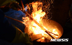 추위속 화목난로 피우는 시장상인